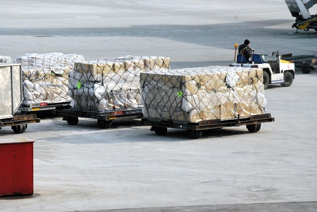Pallets de carga envueltos y asegurados listos para su transporte logístico