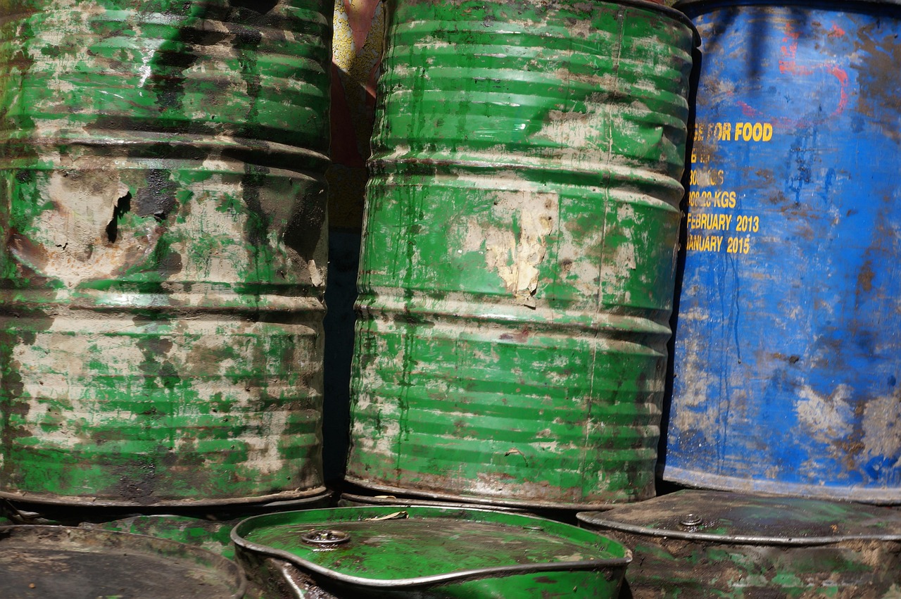 Tambos industriales de metal usados para el almacenamiento de residuos peligrosos