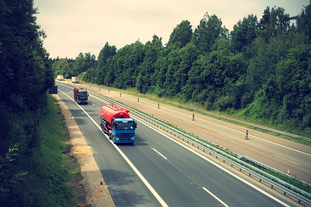 Camión tipo pipa transportando materiales por carretera