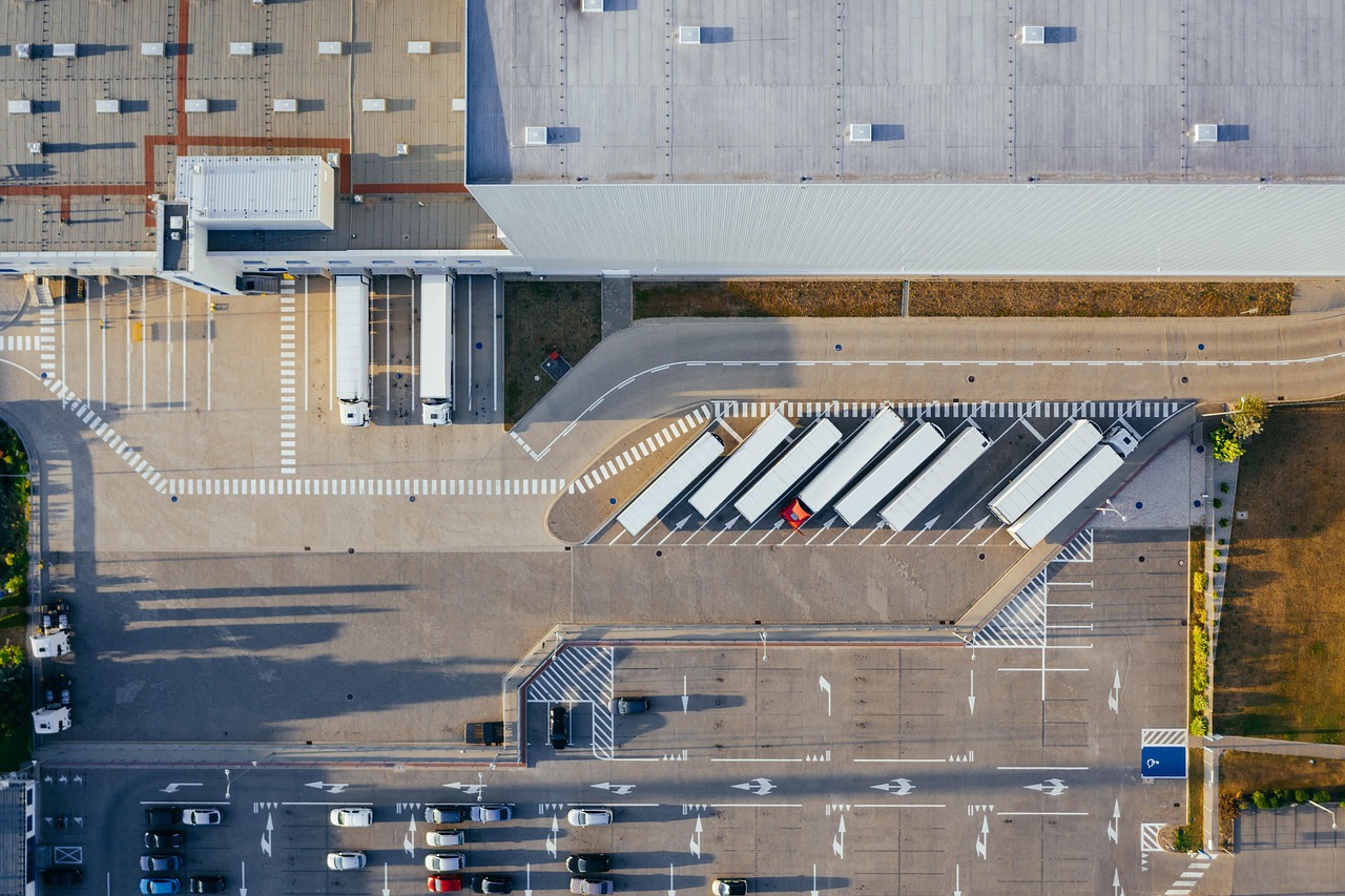 Vista aérea de un centro logístico industrial con andenes de carga para transporte de residuos